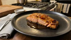 Ofenlachs mit Ahorn-Senf-Glasur – in 20 Minuten saftig auf dem Teller